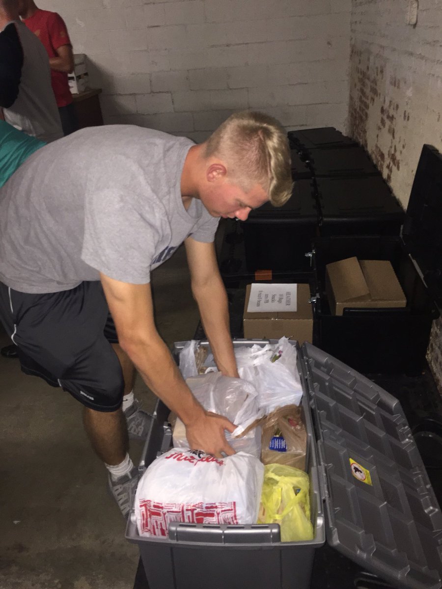 ESUBaseball's tweet photo. Thanks to @emporiagazette for allowing us to help with #FoodForStudents https://t.co/fQfyJqAK3q
