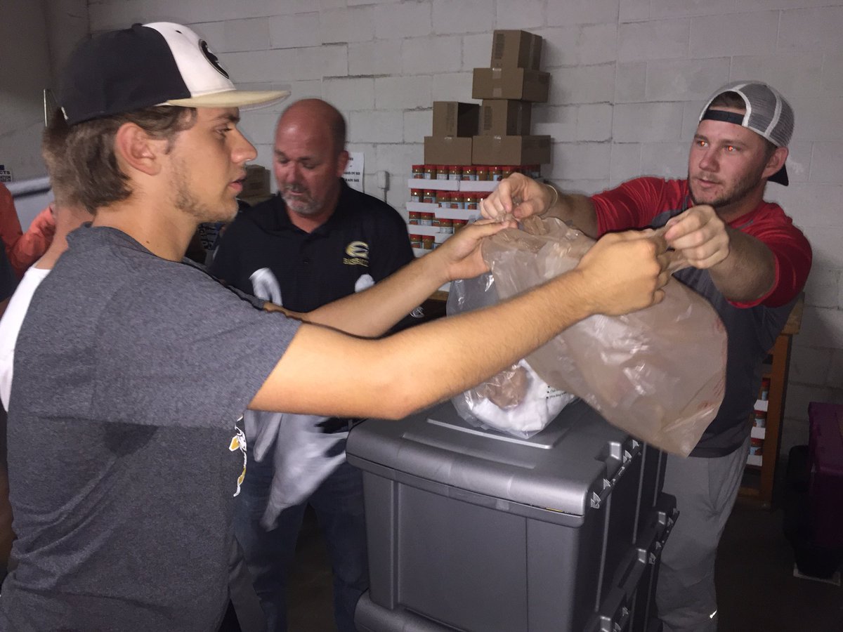 ESUBaseball's tweet photo. Thanks to @emporiagazette for allowing us to help with #FoodForStudents https://t.co/fQfyJqAK3q