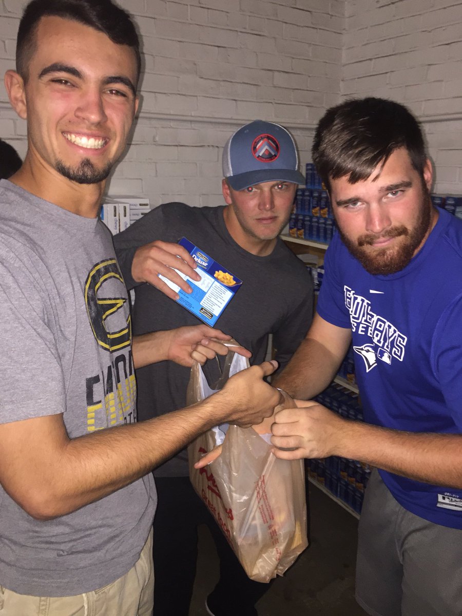 ESUBaseball's tweet photo. Thanks to @emporiagazette for allowing us to help with #FoodForStudents https://t.co/fQfyJqAK3q