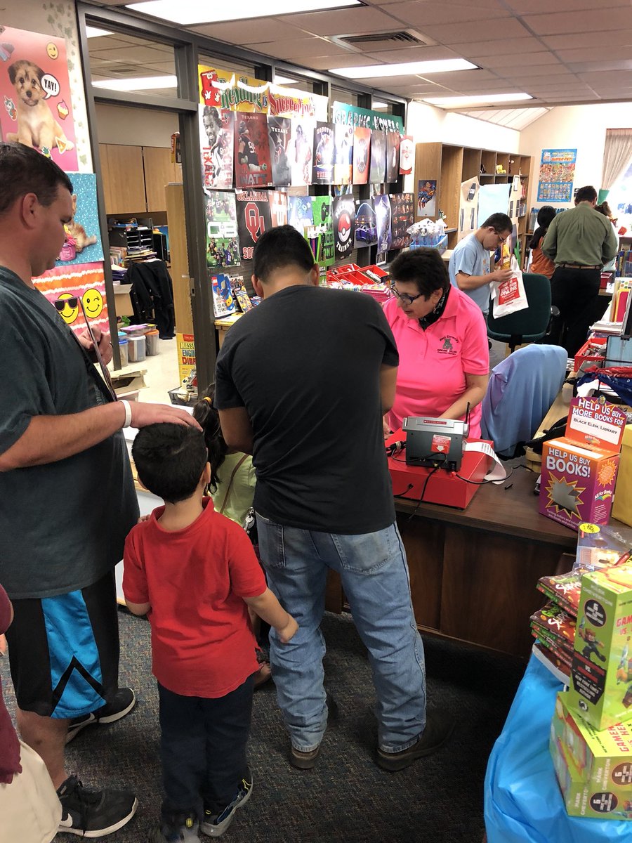 BlackES_AISD's tweet photo. We’re excited about the BOOK FAIR!!! 📓📕📖 #UnlockingTheBrain #BlackAldineISD #OpenHouse https://t.co/B9kCovL8S5