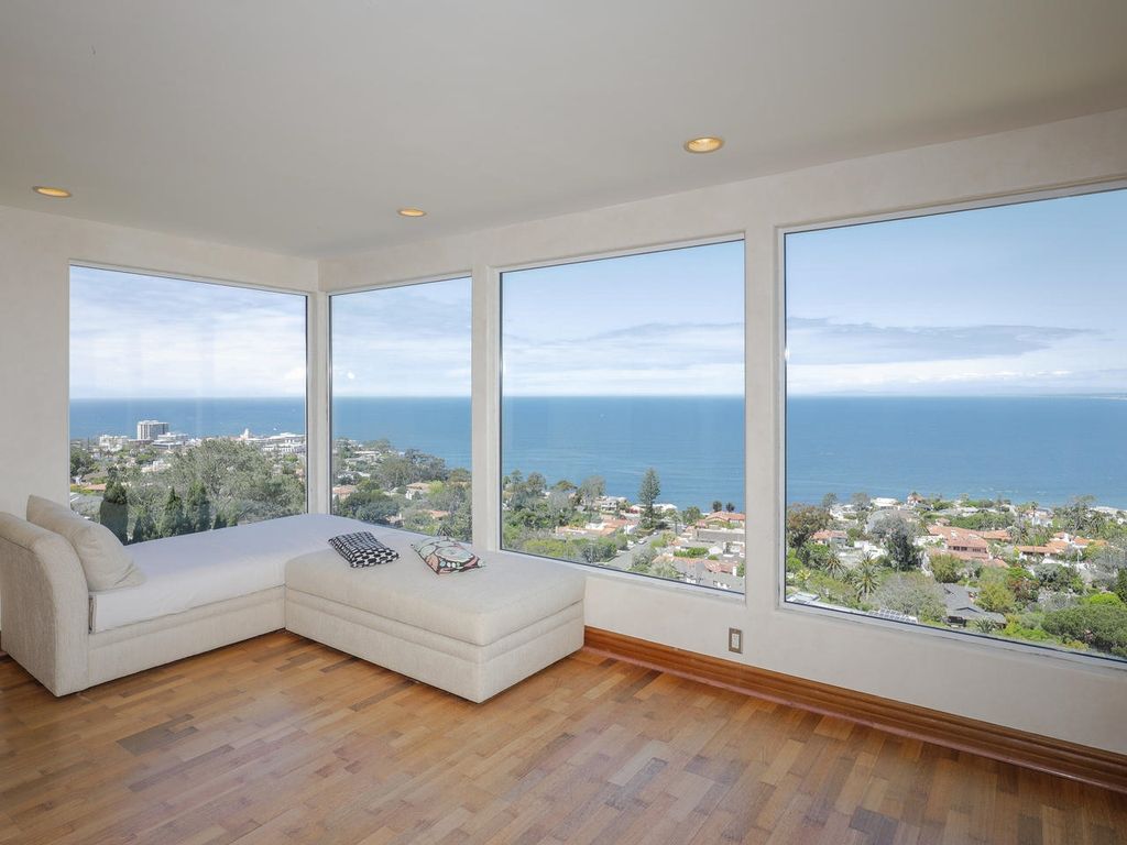 TheTashTeam1's tweet photo. Just SOLD: 1730 Valdes Dr! Another satisfied home buyer in #LaJolla. Just look at those #oceanviews!
Let the #TashTeam help sell your home! https://t.co/tzNvHsP7jf