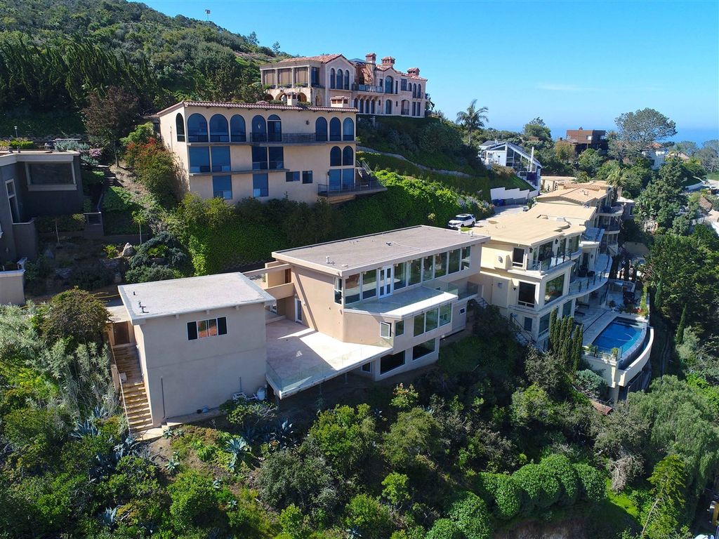 TheTashTeam1's tweet photo. Just SOLD: 1730 Valdes Dr! Another satisfied home buyer in #LaJolla. Just look at those #oceanviews!
Let the #TashTeam help sell your home! https://t.co/tzNvHsP7jf