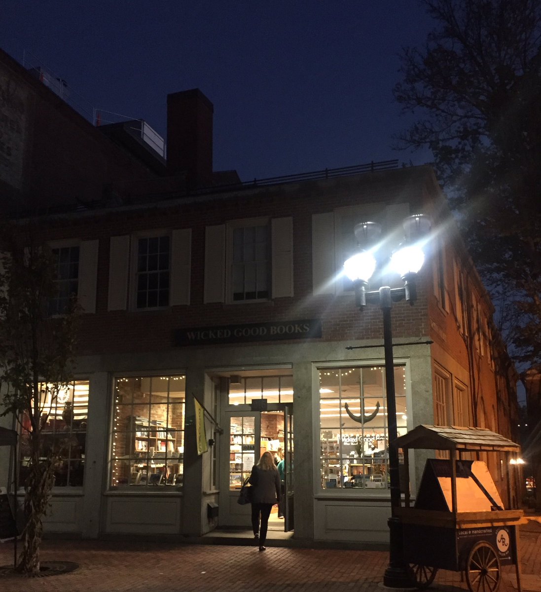 WickedBooks's tweet photo. Oh, good! You're still open! #SalemMA #indiebookstore https://t.co/i4hARiwWx8