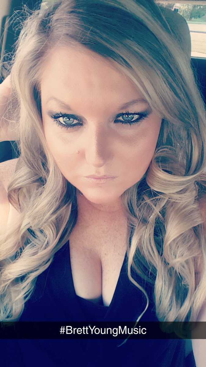 MirandaSchoono1's tweet photo. Ready for the Brett Young Concert #BrettYoungMusic #Kansas #ClubRodeo https://t.co/vw8alEZEiA
