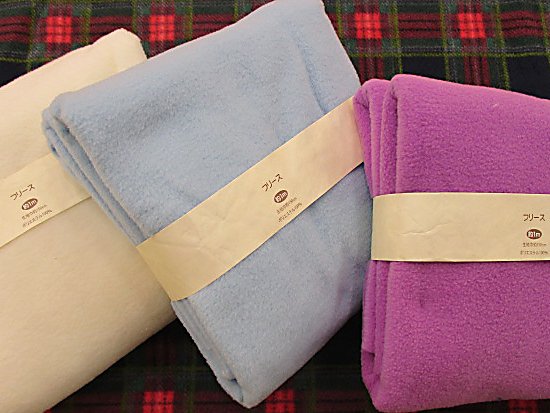 ユザワヤ 公式 横浜店より 秋冬に大活躍のフリースです 150cmのダブル幅で無地は約15色 花やタータンチェックなどの柄物は約8種類ご用意しています カットクロスもありますよ T Co Nipfaoamwq 取扱は横浜店まで ユザワヤ 秋冬