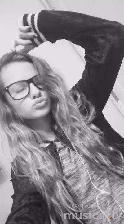 Samiyasummerse4's tweet photo. #LIKEapp OMG! Glamorgirl101 shot a video that rivals the effect of Hollywood film https://t.co/LHTyBZxkag https://t.co/cNnmfaYpvh