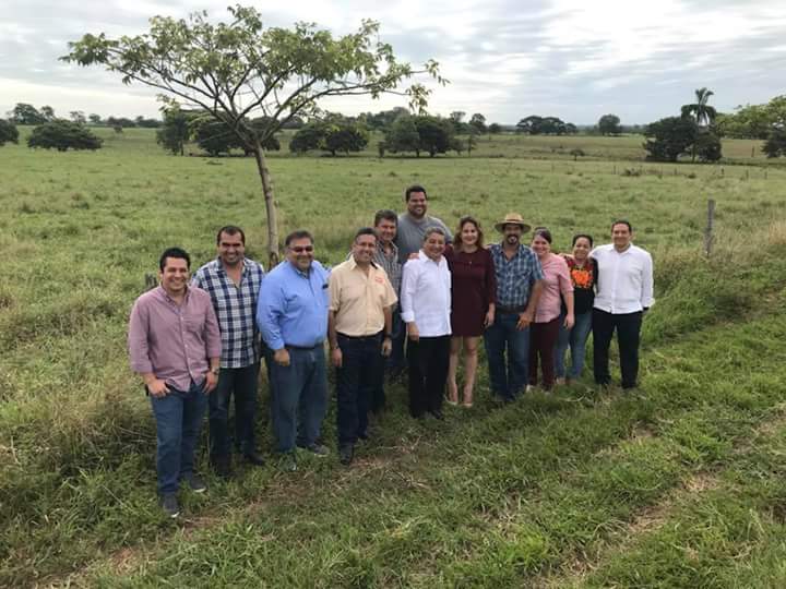 DGLB_GobOax's tweet photo. En compañía de @JesusRdzSocorro srio. de #Economía y empresarios Lomabonitenses, en el terreno donde será instalado el Parque Agroindustrial https://t.co/FwDT9oT3lB