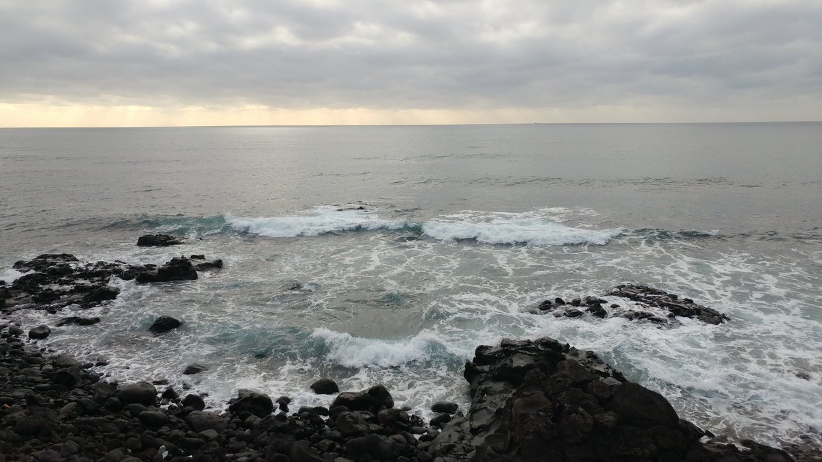 uncleknot's tweet photo. 담배 끊은게 이제 반년이 지났는데, 이런 바닷가에 서면 묘하게 담배가 땡긴다. 평생 참는거란게 맞는듯. https://t.co/uk9kXnqpZy
