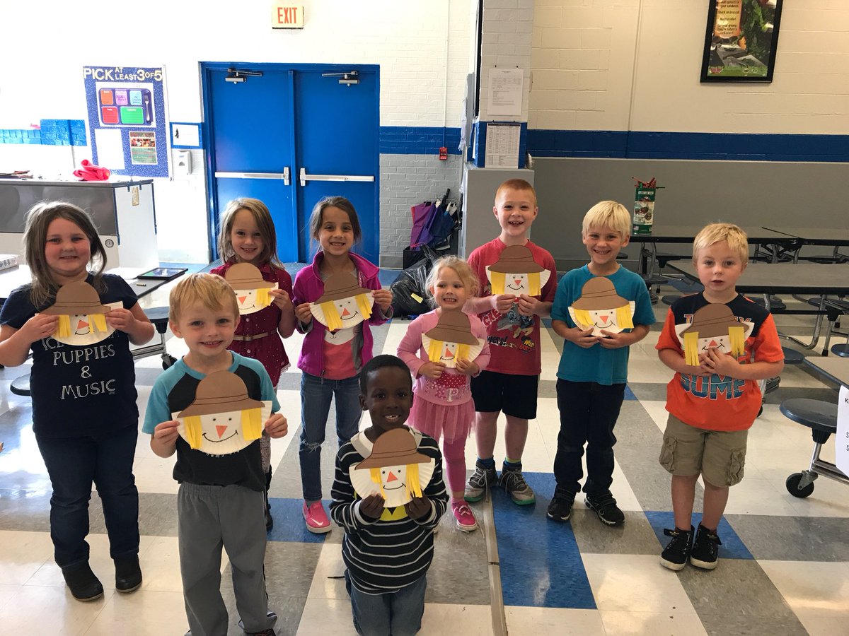 HC_ESP's tweet photo. Craft time is always an adventure with these kiddos. #ESPROCKS @teresabateayers @BuddySmith13 https://t.co/NqUekMrIKq