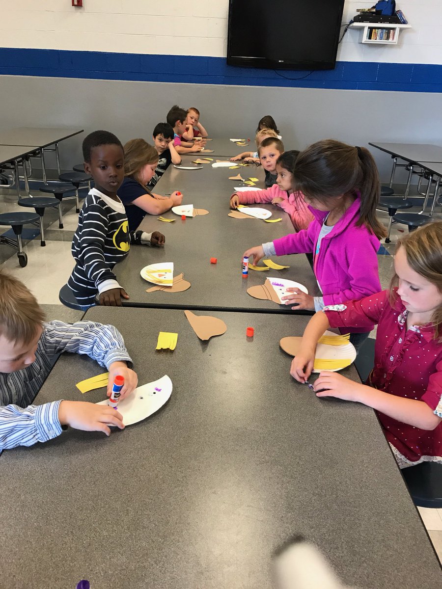 HC_ESP's tweet photo. Craft time is always an adventure with these kiddos. #ESPROCKS @teresabateayers @BuddySmith13 https://t.co/NqUekMrIKq