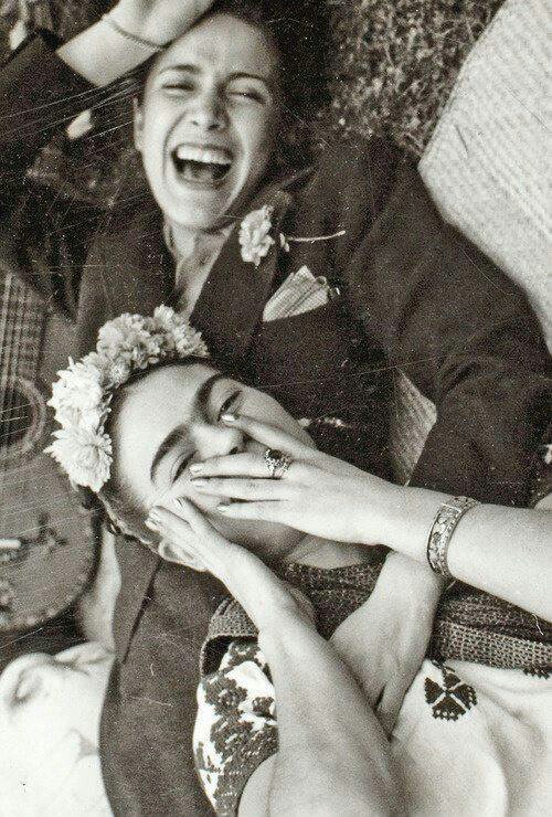 c_cabellohutt's tweet photo. Obsesionada con el nuevo proyecto #redesqueer / Obsessed with my new project #queernetworks. Aquí Frida y Chavela Vargas. Love this picture. https://t.co/Tg7ll5WGOf