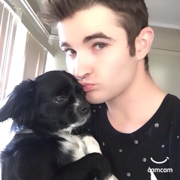 PhaseV_IESB's tweet photo. You won’t believe #FeatureMe#Liveme Basically🦄Aaron: https://t.co/YhWLvQTlyZ https://t.co/jmaUzRLhaS