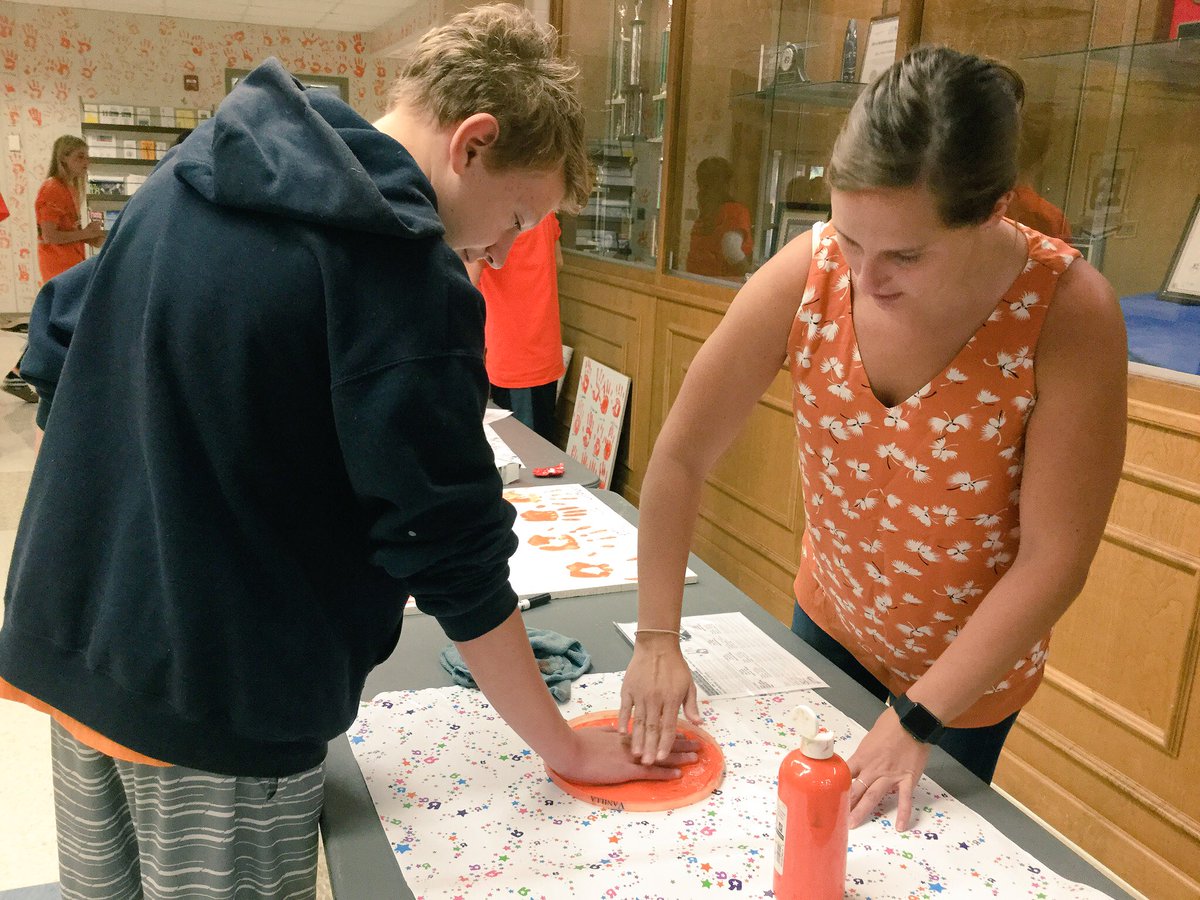 JenPerryBV's tweet image. BVMS Particiaptes in annual Orange Hands day to stand up &amp;amp; pledge against bullying. Don't be a bystander. #unityday2018 #POPS @hssdbv @HSSD