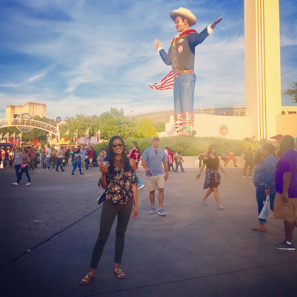 LynnanneNguyen's tweet photo. First ever trip to the Texas State Fair๏ฟฝ๏ฟฝ๏ธ#bigtex #allfriedeverything https://t.co/UF9tsu9m97