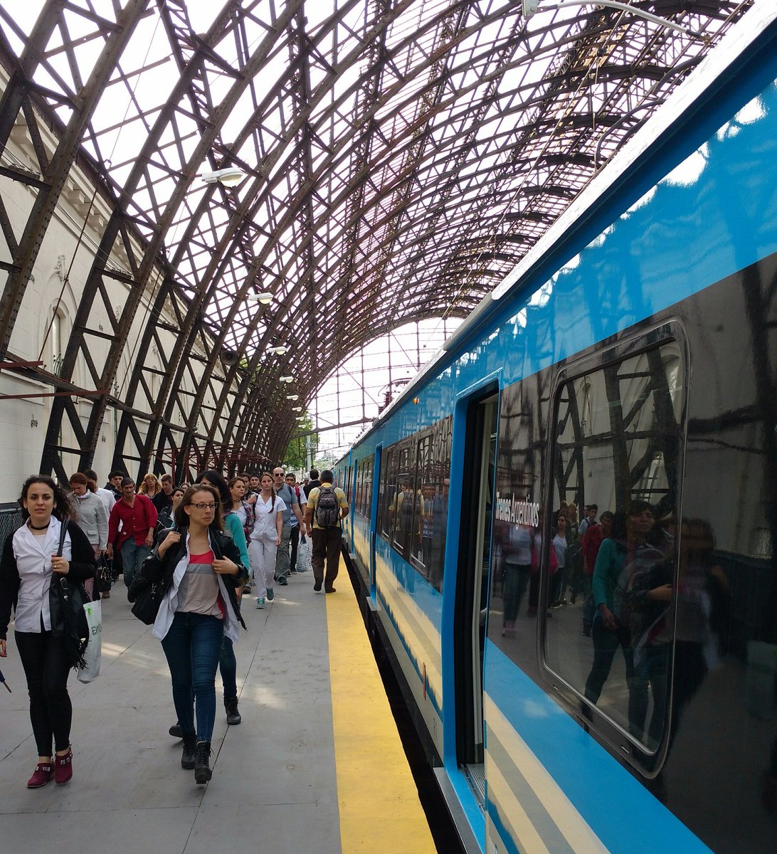LajeAntonio's tweet photo. Llegó el #TrenRoca eléctrico a La Plata. Lo había prometido Néstor Kirchner en 2005. La obra la hizo Macri en 22 meses. https://t.co/CqVfC1vlyg