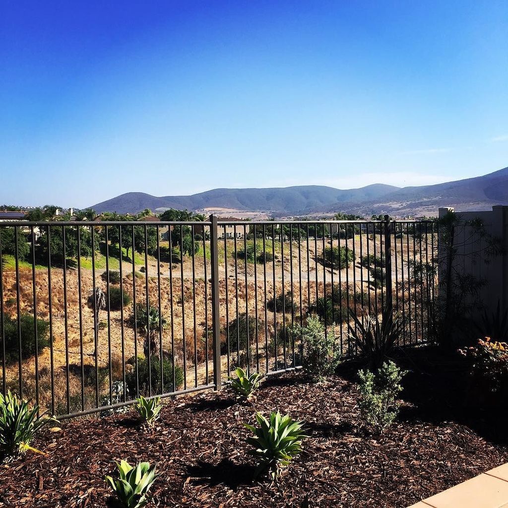 DecorPad's tweet photo. Finally made it to San Diego! View from our backyard. Loving the 80 degree days and 60 degree nights. I finally fi… https://t.co/yam3L45TpH https://t.co/3FvRuIZY6d
