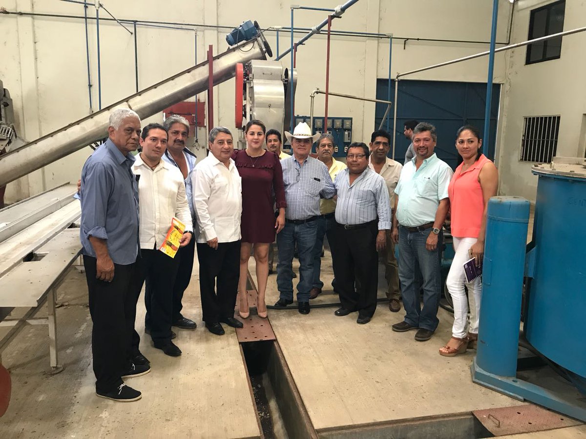 DGLB_GobOax's tweet photo. Visita del Srio. De Economía @JesusRdzSocorro para la reactivación de la Integradora Piñera en Loma Bonita #Juntosconstruimoselcambio https://t.co/ZkmnRCjlw4