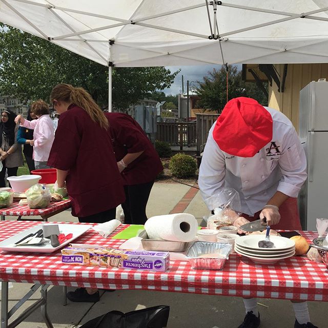 AHSculinary's tweet photo. Starting prep at the Taste of Kennesaw #carrabbasculinarythrowdown https://t.co/Cjp7KuuQRM https://t.co/i3JPKE8a2r