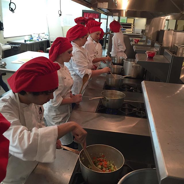 AHSculinary's tweet photo. Students hard at cooking a few weeks ago making chicken noodle soup! #clearsoup #culinaryI https://t.co/gTx0ufCOoT https://t.co/8a4IDQsg4d