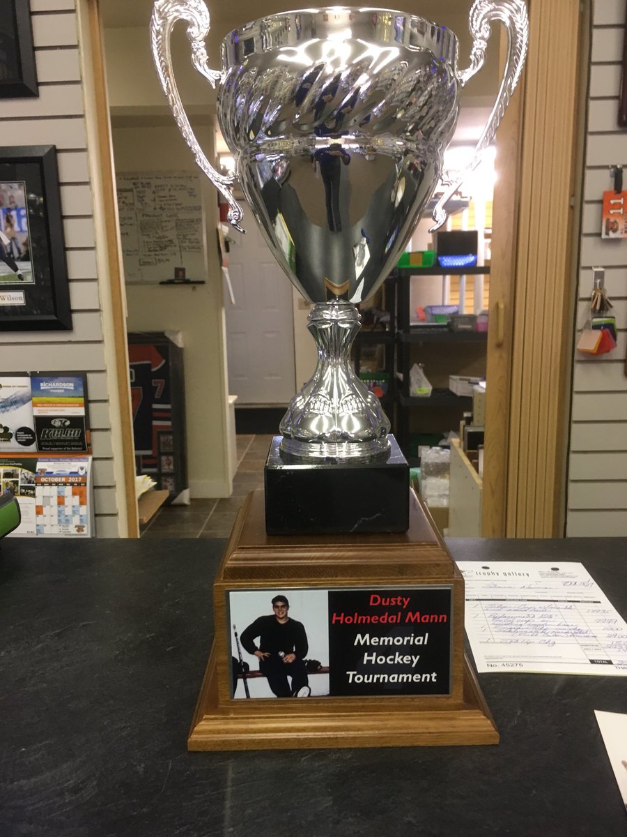 HillmondHitmen's tweet photo. New draw this year means a 2nd trophy for the Dusty Mann #DMM17 thanks @TrophyGallery1 for the awesome work https://t.co/w2QRrb8Cbl