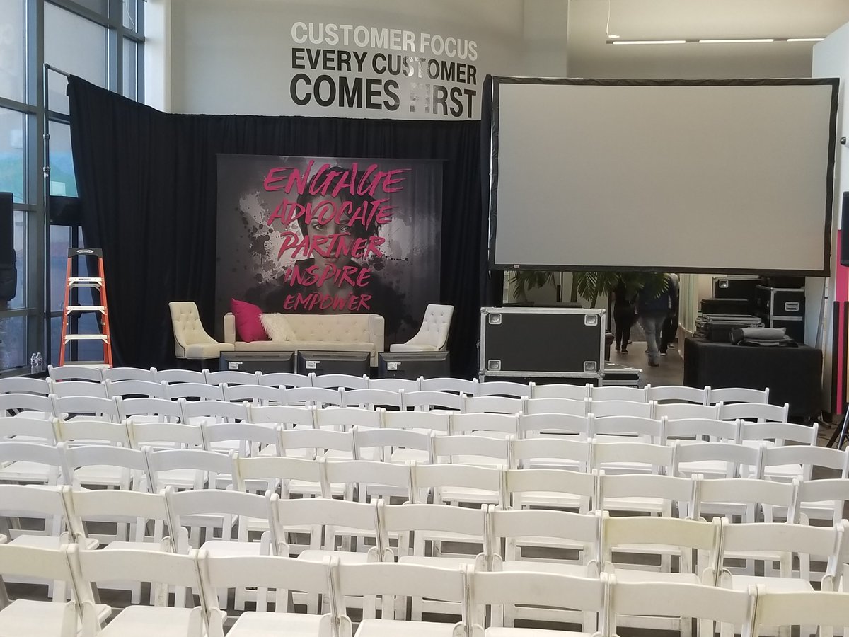 The stage is set. Ready to change the world. #wln <a href="/CallieField/">Callie Field</a> <a href="/jgebing/">Jim Gebing</a> <a href="/WLNtmobile/">WLN</a> @MissionTxTech #missiontexperts
