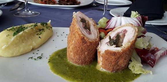 restauranteleal's tweet photo. Italia va por dentro. Renovamos nuestra #SupremaDePollo y ahora la rellenamos con #Prosciutto #PasiónPorLosFogones #RestauranteLeal https://t.co/Tm0gsg05tY