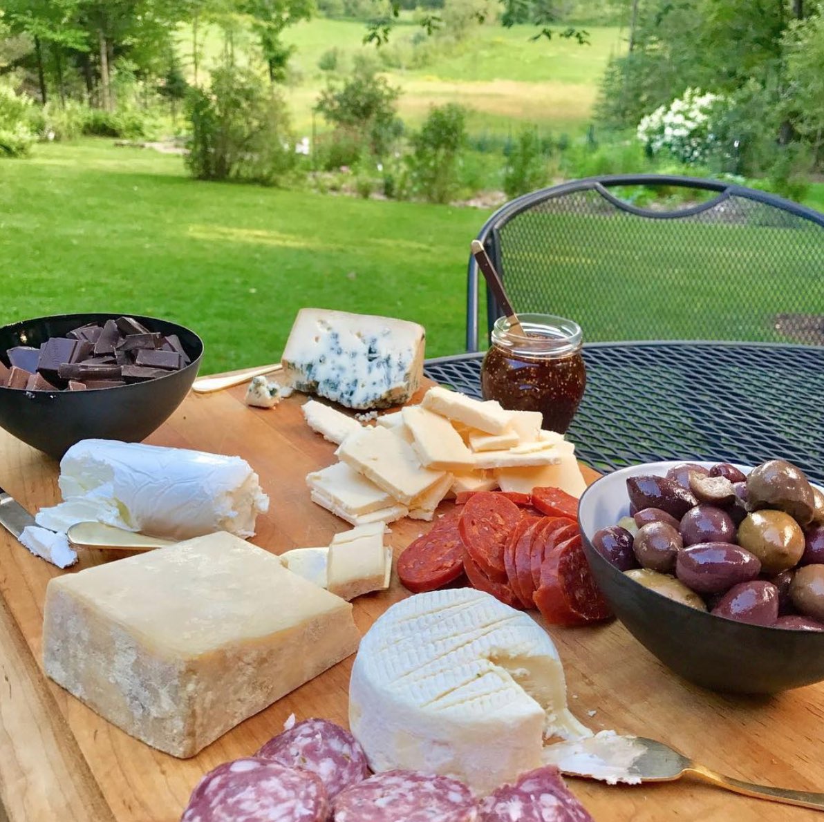 VTsmoke's tweet photo. Board meeting with @cabotcheese and @vermontcreamery.
#Charcuterie #VermontSmokeandCure #SnackingRight https://t.co/pcvKcoV0N9