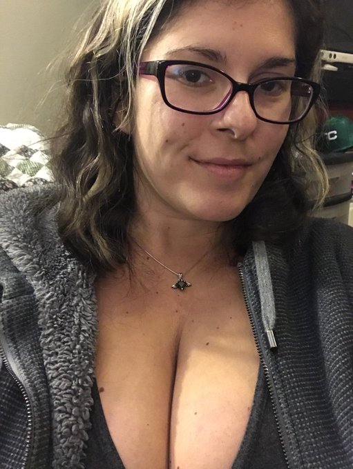 I&rsquo;m back! Live again at https://t.co/PZbCWluNPU on @chaturbate https://t.co/NmQPfv9xZc<a href="/tag/cheesecake"class="tags"><span>#cheesecake</span></a><a href="/tag/oreo"class="tags"><span>#oreo</span></a>