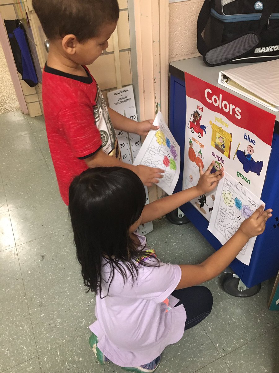 cheerbaker1's tweet photo. Students use the room when their stuck identifying color words! @MeganHaberkam #developingskilledwriters #VVPLC https://t.co/MIMVJPSqnl