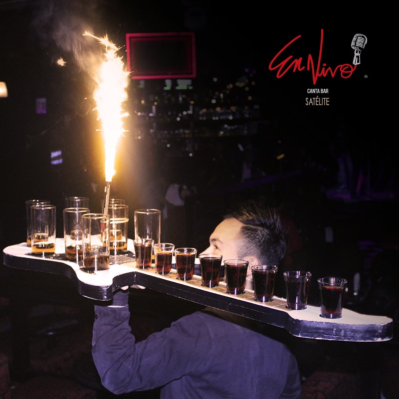 envivocantabar's tweet photo. Hoy disfruta con tus amigos la "Guitarra de Shots"  🎸🥂
#EnVivo #CantaBar #YourStageYourNight https://t.co/0tWwUqQzOo