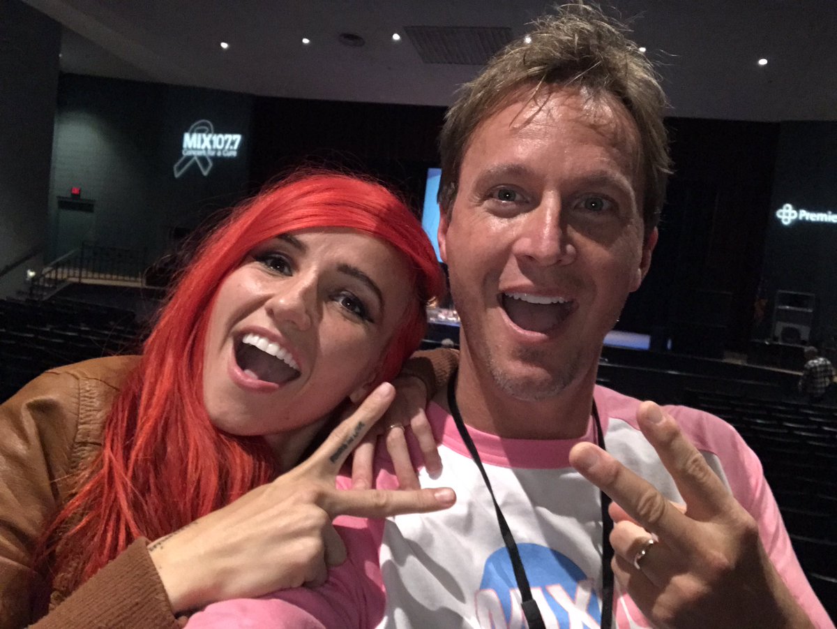iamjeffstevens's tweet image. Hanging with @lights for @mix1077 #concertforacure #giants 💡💡💡