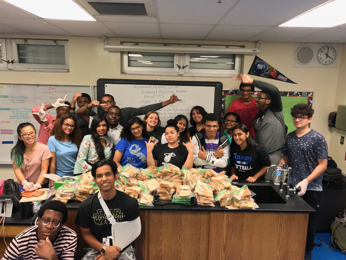 miramar_keyclub's tweet photo. We had a great meeting last Wednesday as we made over 170 PB&J sandwiches for the homeless! #ServiceNeverEnds https://t.co/snBxQHRnhl