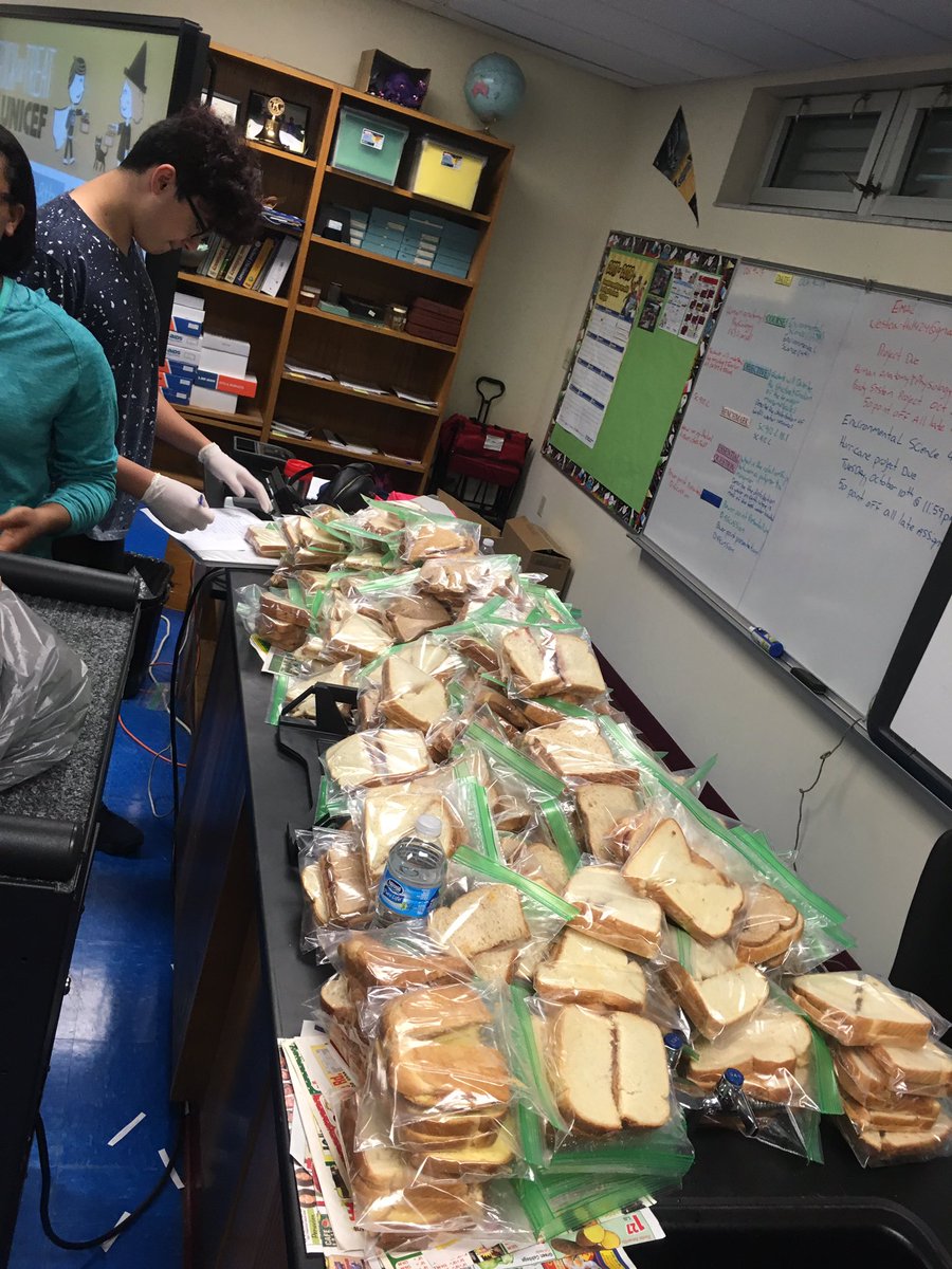 miramar_keyclub's tweet photo. We had a great meeting last Wednesday as we made over 170 PB&J sandwiches for the homeless! #ServiceNeverEnds https://t.co/snBxQHRnhl