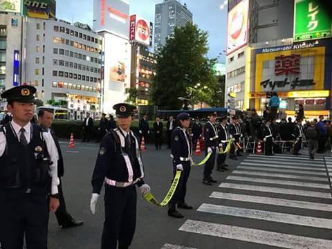 安倍晋三 池袋駅での 演説のため、警察官達が警戒網、バリケードで首相を防護？国民に支持をされない首相は、うかつに外にも怖くで出られません。バッカじゃないの