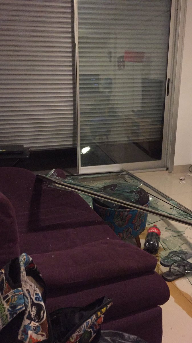 lucaslauriente's tweet photo. El viento me voló la ventana de casa. Su día bien? https://t.co/WcNaN26Oxn