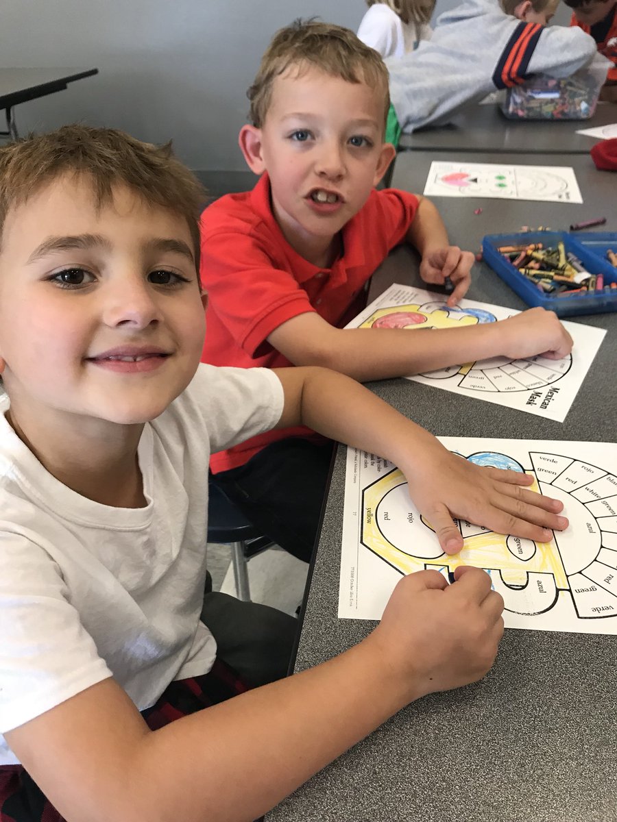 HC_ESP's tweet photo. Nothing wrong with learning our color words in Spanish while on fall break. @kparker2014 @BuddySmith13 @teresabateayers #ESPROCKS https://t.co/pATIuHrdnP