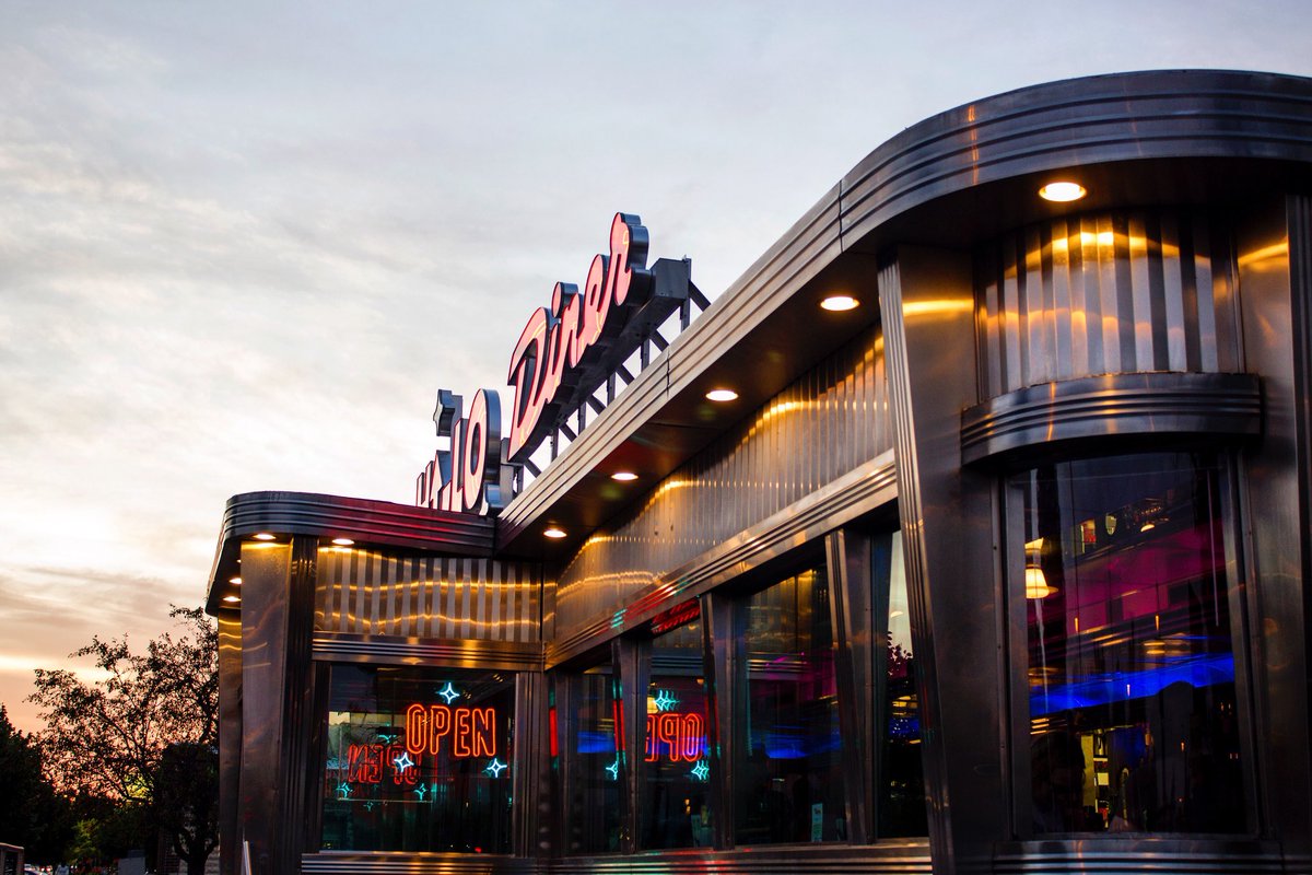 Hi_Lo_Diner's tweet photo. Embrace your (stainless steel) curves. ✨😎 #iateathilo #ismellpancakes #diner #hiloafterdark https://t.co/FkA6qdEQuo