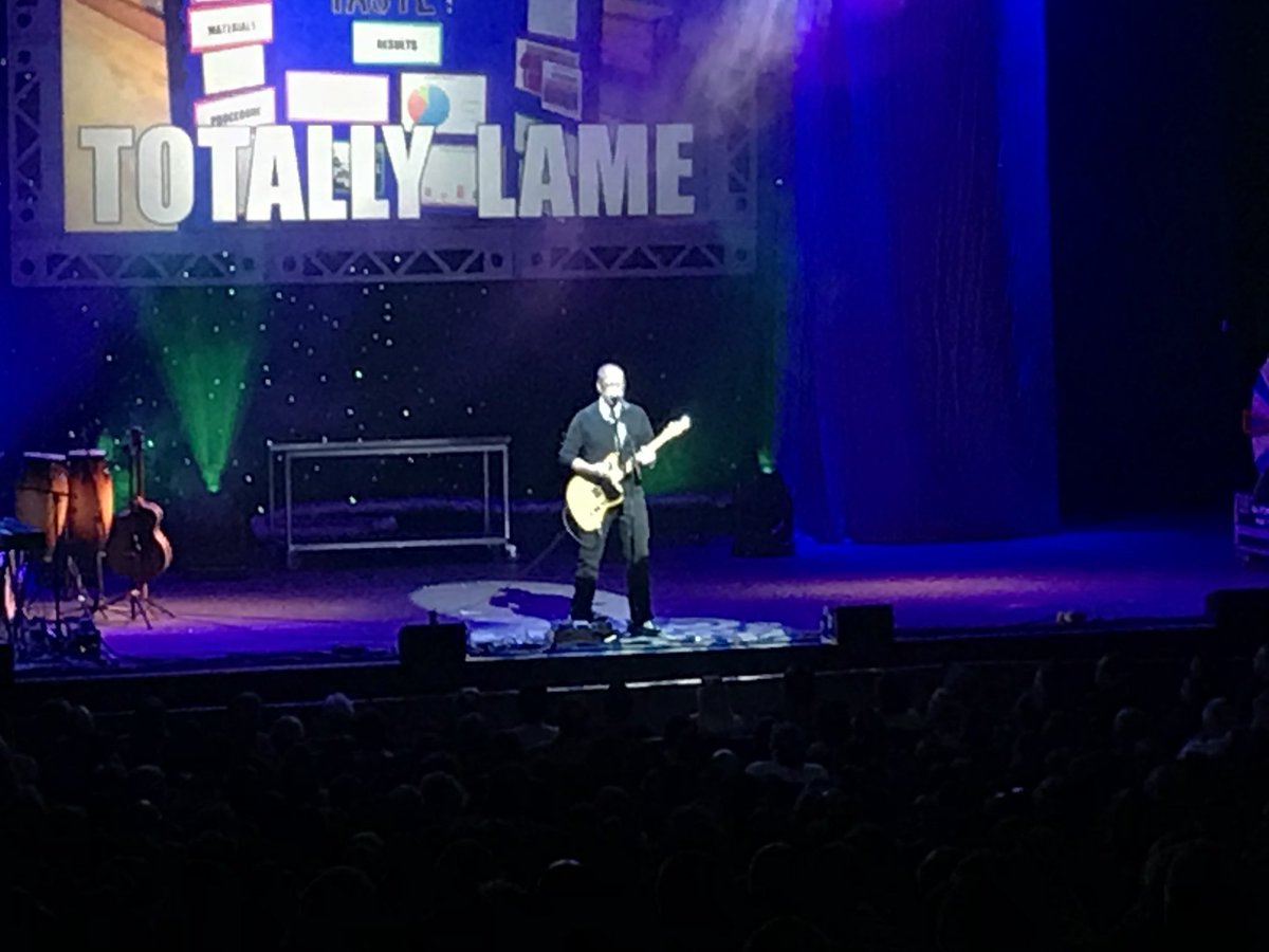 OneHarveyWall's tweet photo. The show has started. #altonbrownlive https://t.co/zQ36FvGqpU