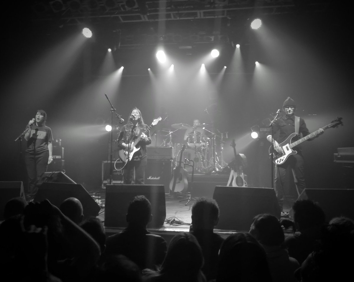 gamingdave's tweet image. WOW @thebreeders what a show! @kelleydeal @josephinewiggs #JimMacPherson and of course #KimDeal thank you so much. Unforgettable.