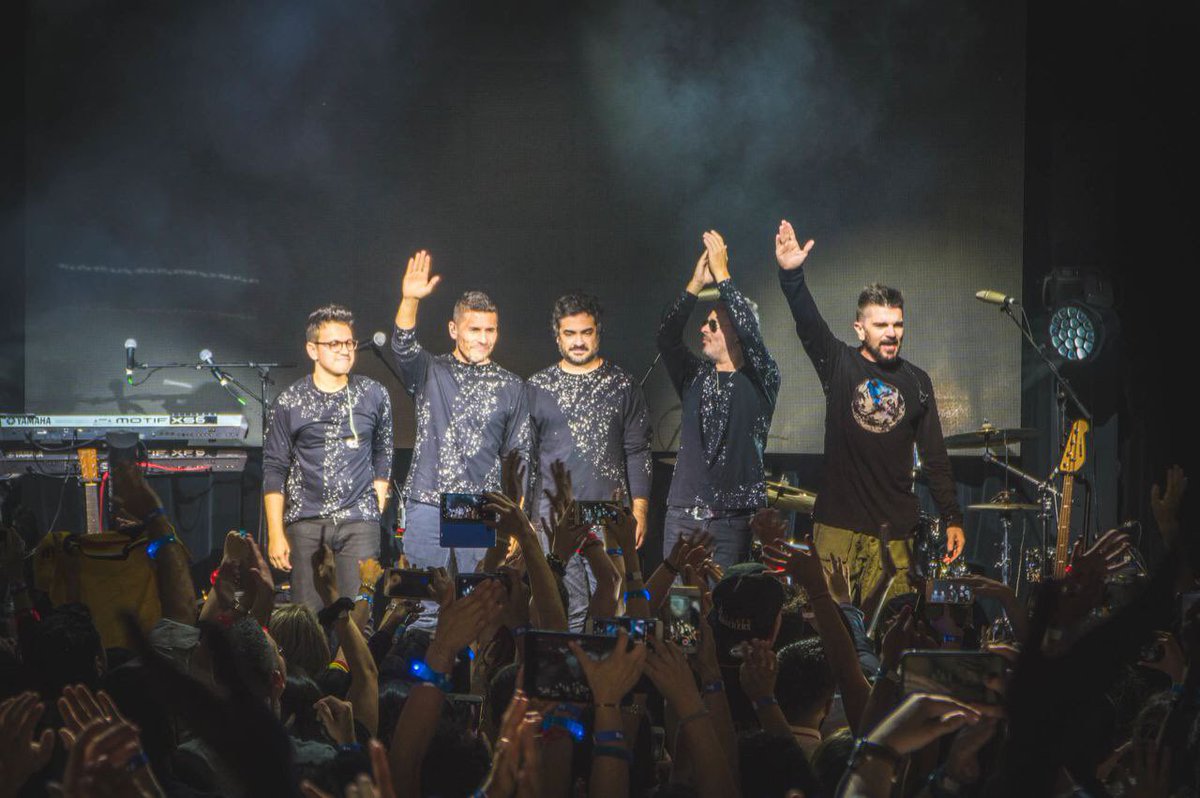 JUANES's tweet photo. Qué noche tan increíble con @americanair y con los fans de Sydney por primera vez! #FlyToTheBeat https://t.co/0kHrxETSMj