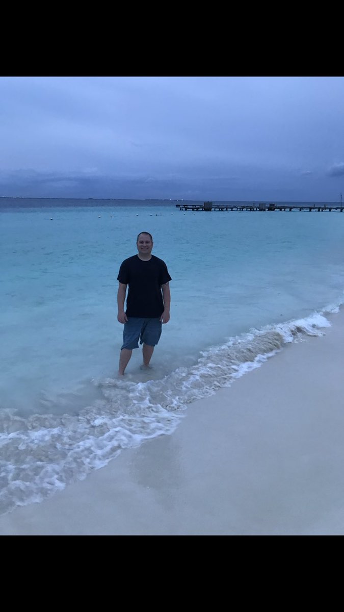 thecsgoman's tweet photo. The water #islamujeres #cancun https://t.co/abUbqwQpJT