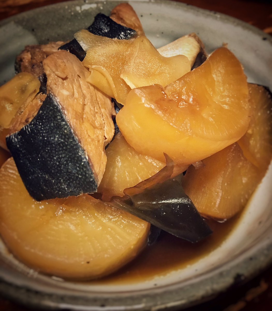 寒ーい今夜はブリ大根を作ろう！台風の影響で大根も値上がりしそうよ。今日のうちに買っておいた方がいいかも。ぶり大根の作り方ポイントまとめ→ facebook.com/kitchenhime/vi…