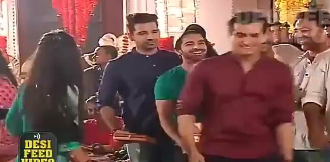 inmyownrealm_'s tweet photo. When you can’t stop teasing your committed friend! 😂😂😂🙈
#Shivin https://t.co/4OkOhyafKo