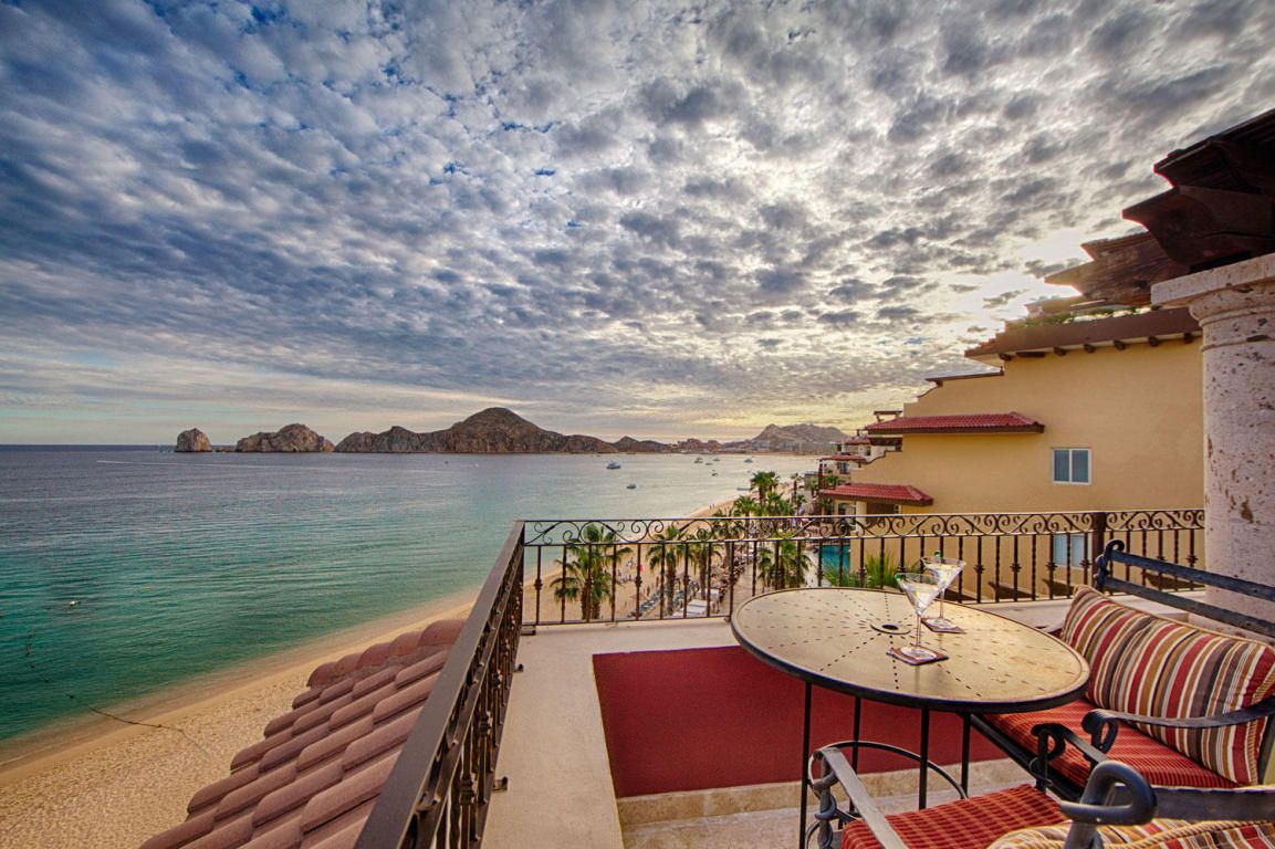 CaboCribs's tweet photo. Something beautiful is on the horizon. Catch it at Los Cabos #Cabo #CaboSunset #CaboHorizon #LiveInCabo https://t.co/pQ0w1Yhees