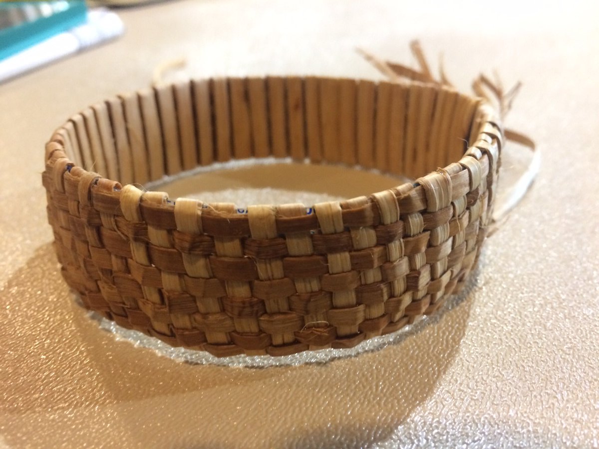 HeatherHintze's tweet photo. Elder Della Cheney shows kids how to weave cedar bark bracelets. It's a unique skill she learned from her grandma in Southeast. #EY2017 https://t.co/9nsXif28BV