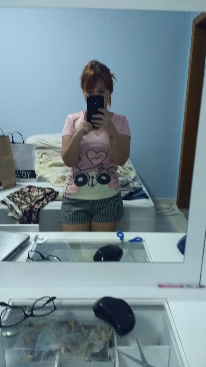 cherryrar's tweet photo. Esse pijama de gatineo dá vontade de sair com ele 
Não reparem a bagunça não viu mores https://t.co/AVlPcrSfBW