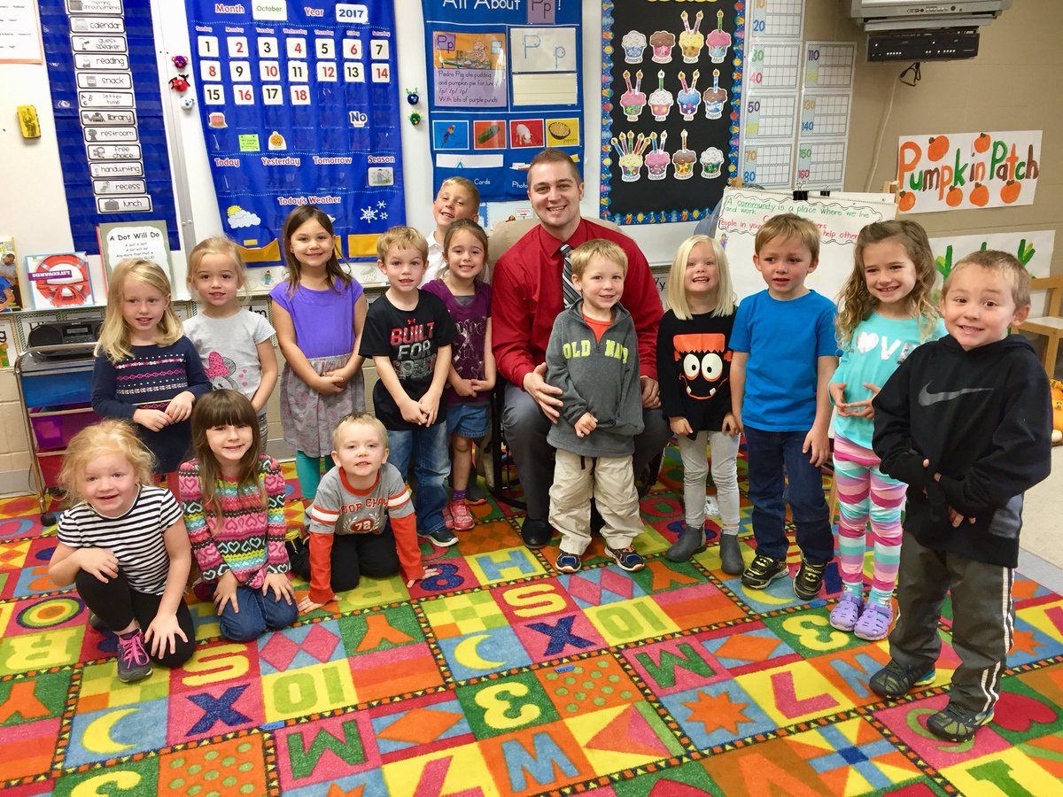 koobs83's tweet photo. We’re off to a great start learning about community helpers! #GoStockbridge https://t.co/Utl35KJzwp