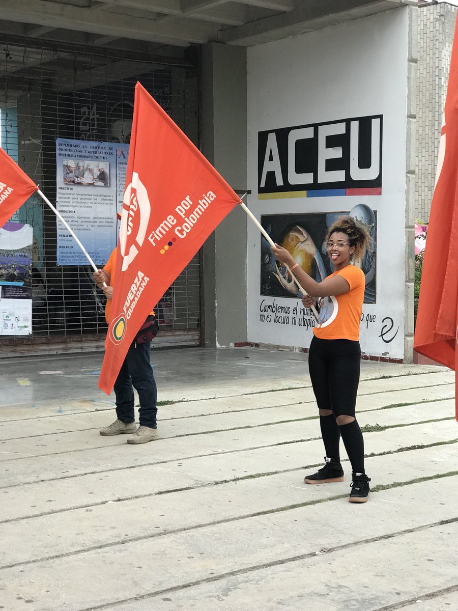 Cacr_16's tweet photo. El #BusDelCambio visito La Ciudadela Universitaria de UniAtlantico en Barranquilla. @carlosecaicedo @fzciudadana #FirmePorColombia https://t.co/FvjDdUiUkM