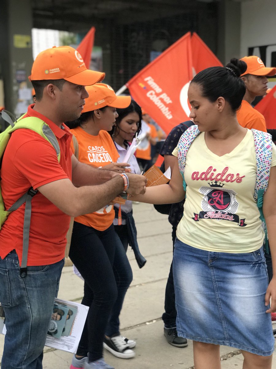 Cacr_16's tweet photo. El #BusDelCambio visito La Ciudadela Universitaria de UniAtlantico en Barranquilla. @carlosecaicedo @fzciudadana #FirmePorColombia https://t.co/FvjDdUiUkM