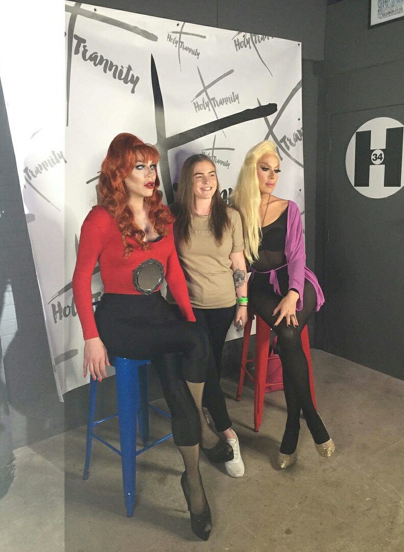 aIaskadaily's tweet photo. Alaska and Sharon in Liverpool, UK 

📸: bethany.clamp https://t.co/5EPRqRjm6P